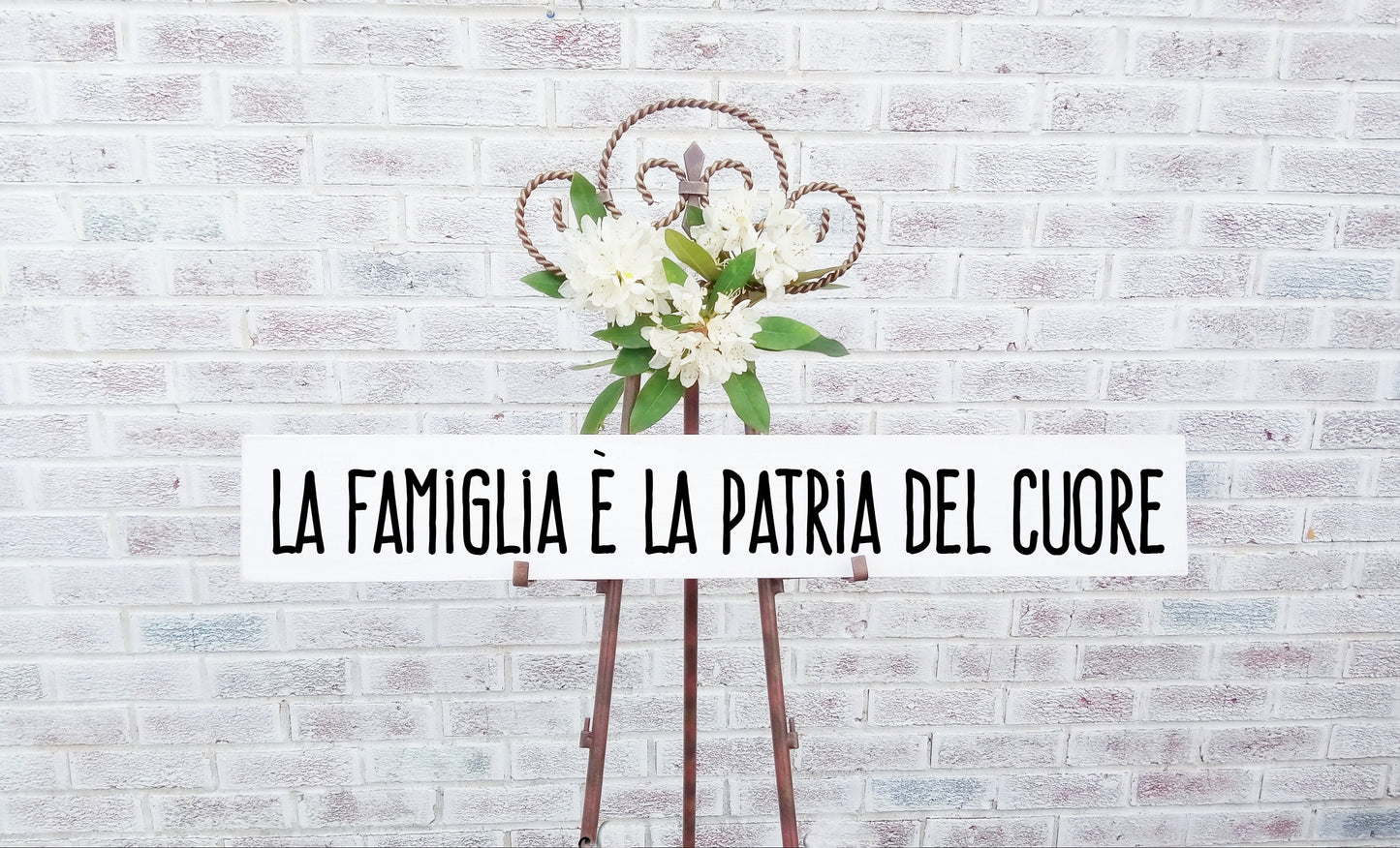 The family is the heart of the home, Italian gifts, Italian wall art, La famiglia sign,Italian family sign, familia sign,signs about family